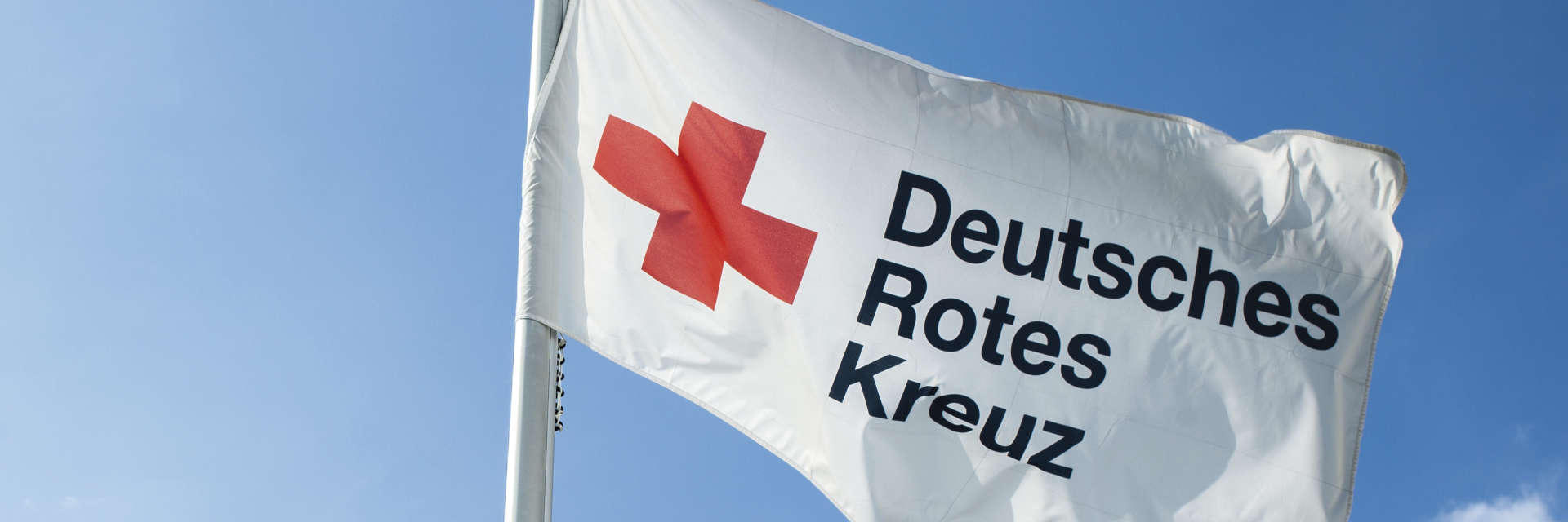 Fahne des DRK weht im Wind