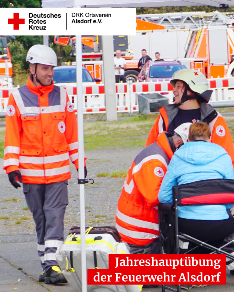 Einsatzkräfte des DRK kümmern sich an einer Anlaufstelle um eine betroffene Person.