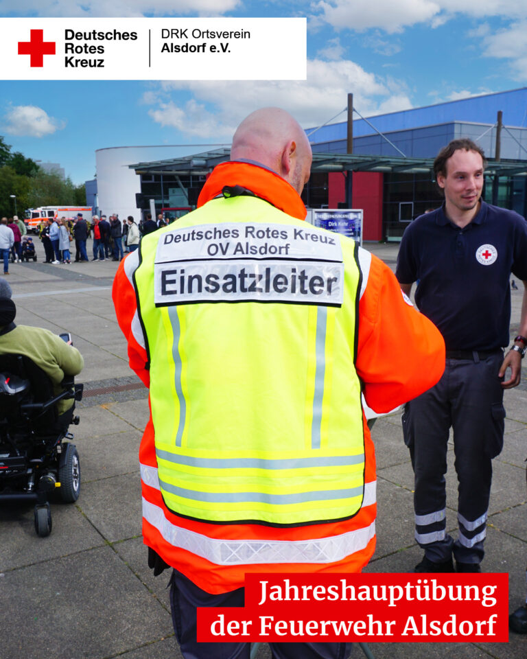 Einsatzleiter des DRK OV Alsdorf zusammen mit einer Einsatzkraft des DRK.