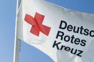 Fahne des DRK weht im Wind