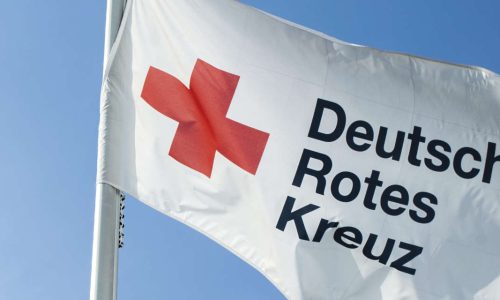 Fahne des DRK weht im Wind