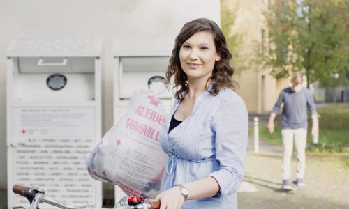 Kleidersammlung des DRK und Altkleidercontainer